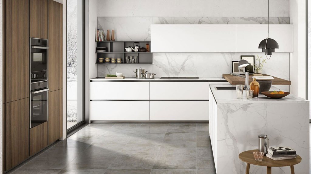 cuisine design marbre blanc et bois avec ilot central