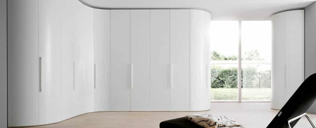 armoire blanche arrondie d'angle