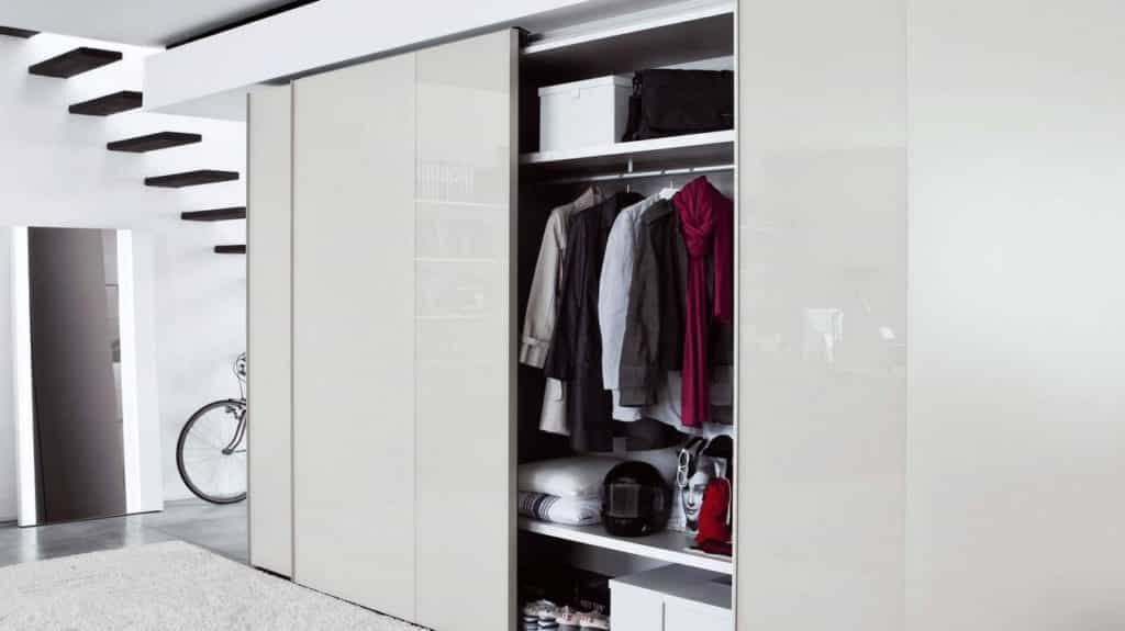 armoire beige brillant porte coulissante