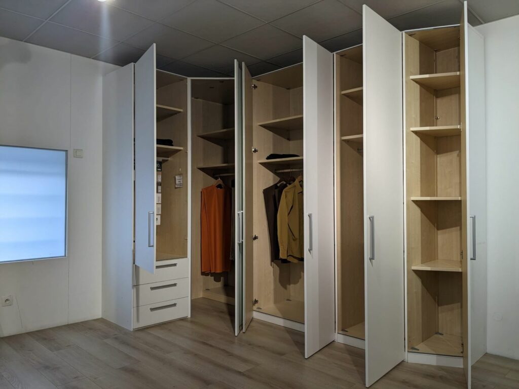 Armoire Nolte ouverte