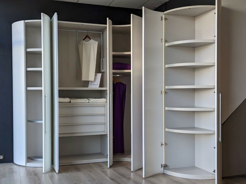 Armoire Novamobili ouverte