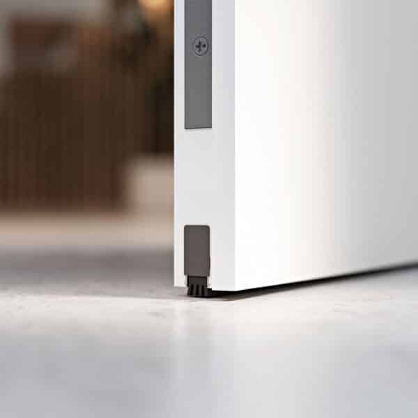 p28 - Bloc-porte isotherme DECO, integra, laque blanc - zoom plinthe